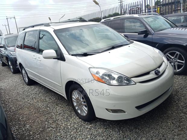 Toyota Sienna 2010 White