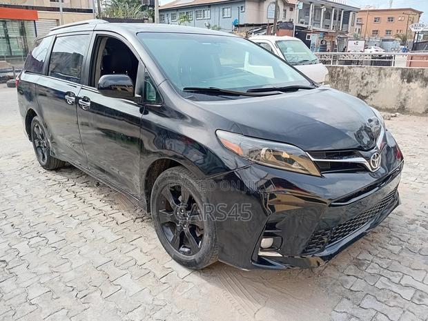 Toyota Sienna SE Premium 8-Passenger 4dr Minivan (3.5L 6cyl 6A) 2015
