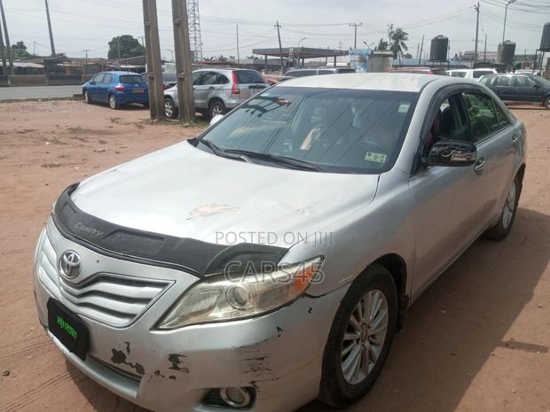 Toyota Camry Base 4dr Sedan (2.5L 4cyl 6M) 2010 Silver