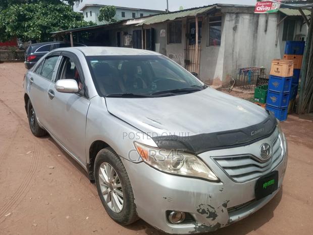 Toyota Camry Base 4dr Sedan (2.5L 4cyl 6M) 2010 Silver