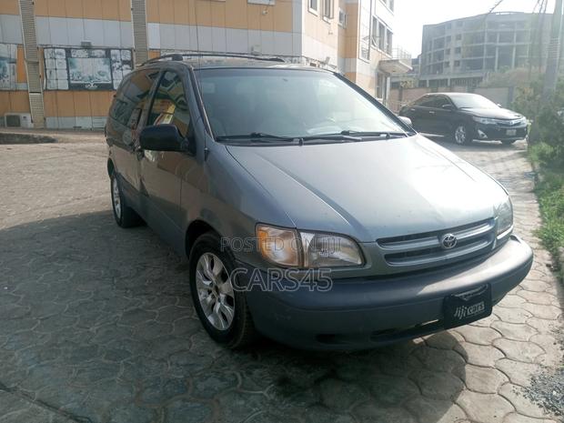 Toyota Sienna 1999 Gray