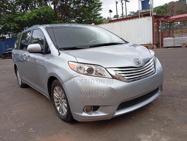 Toyota Sienna 2013 Silver