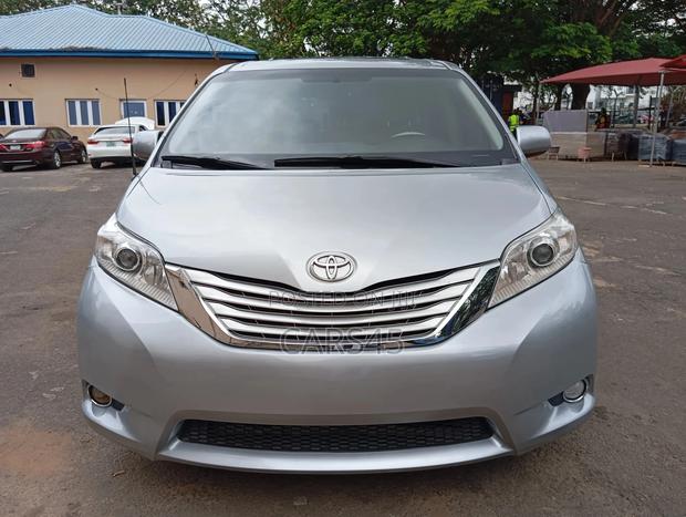 Toyota Sienna 2013 Silver