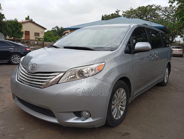 Toyota Sienna 2013 Silver