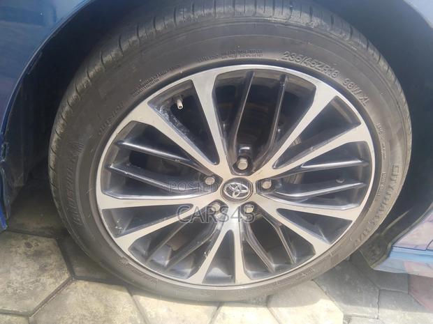 Toyota Camry 2019 Blue