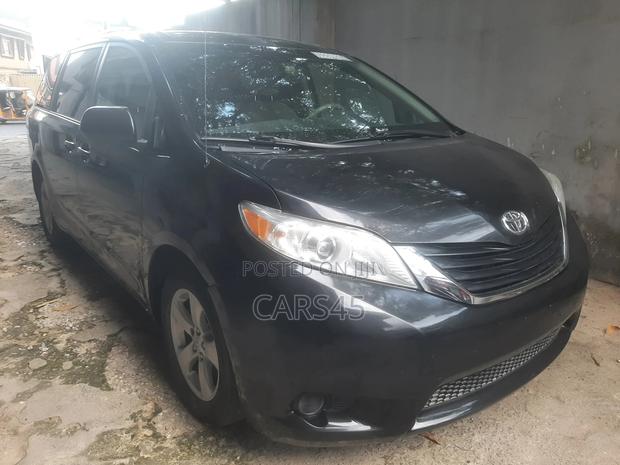 Toyota Sienna 2011 Black
