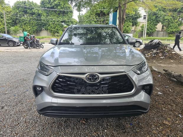 Toyota Highlander 2022 Silver