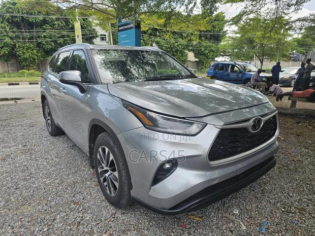 Toyota Highlander 2022 Silver