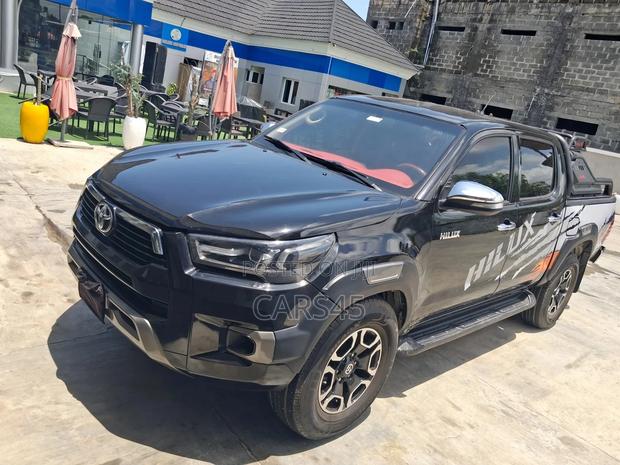 Toyota Hilux 2016 Black
