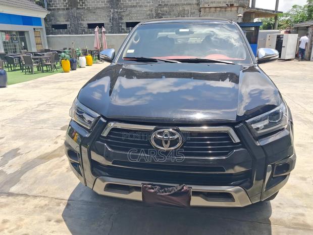 Toyota Hilux 2016 Black