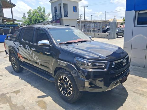 Toyota Hilux 2016 Black