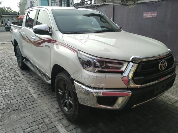 Toyota Hilux 2022 White