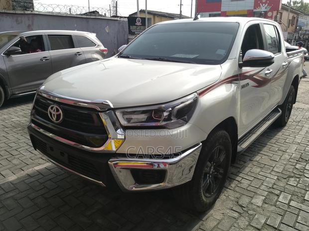 Toyota Hilux 2022 White