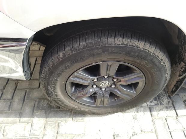Toyota Hilux 2022 White