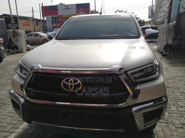 Toyota Hilux 2022 White