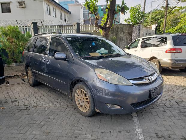 Toyota Sienna 2009 Blue