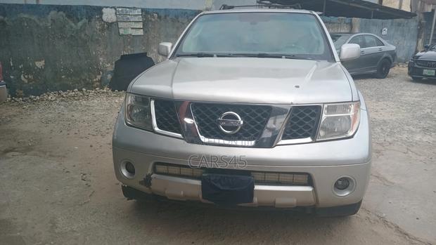 Nissan Pathfinder SE 2005 Silver