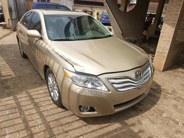 Toyota Camry 2011 Gold