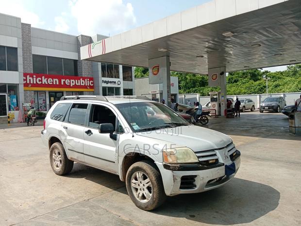 Mitsubishi Endeavor 2005 Silver