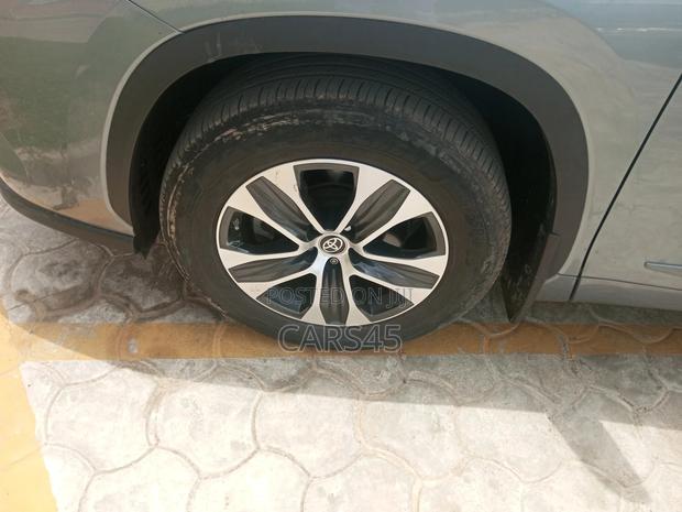 Toyota Highlander 2024 Gray