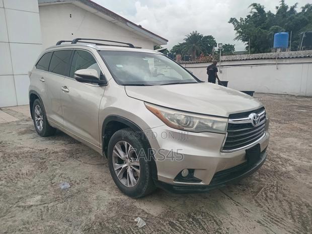 Toyota Highlander 2015 Gold