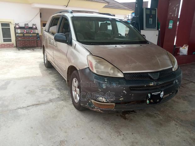 Toyota Sienna 2004 Gold