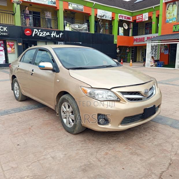 Toyota Corolla 2012 Gold