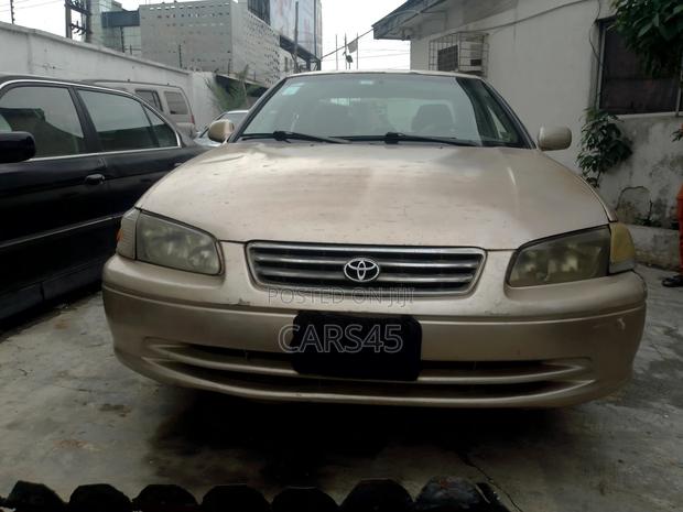 Toyota Camry 2001 Gold