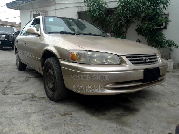 Toyota Camry 2001 Gold