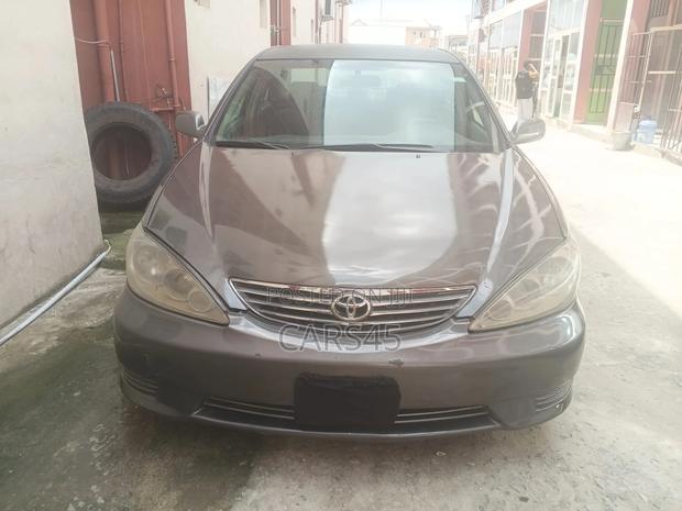 Toyota Camry LE 4dr Sedan (2.4L 4cyl 5A) 2005 Gray