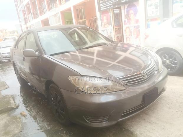Toyota Camry LE 4dr Sedan (2.4L 4cyl 5A) 2005 Gray