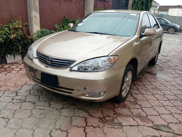 Toyota Camry 2004 Gold