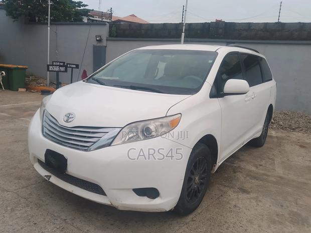 Toyota Sienna 2011 White