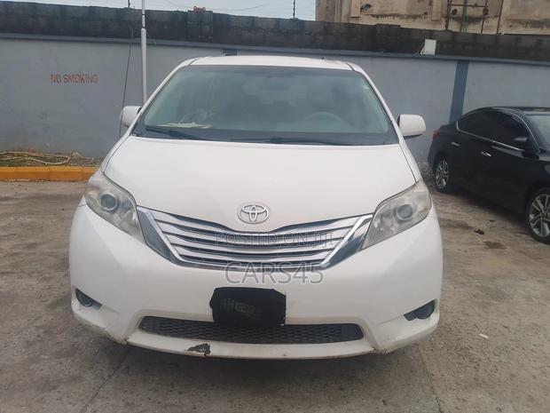 Toyota Sienna 2011 White