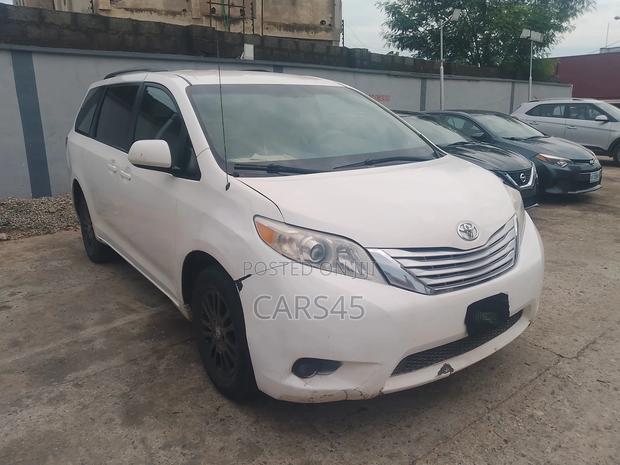 Toyota Sienna 2011 White