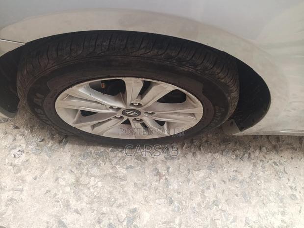 Hyundai Sonata GLS Sedan FWD (2.4L 4cyl 6A) 2011 Silver