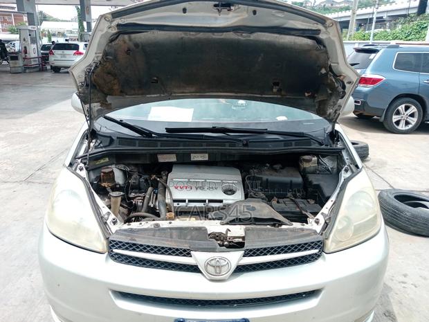 Toyota Sienna 2005 Silver