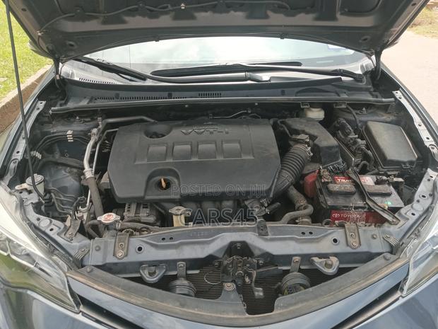 Toyota Corolla SE (1.8L 4cyl 2A) 2018 Blue