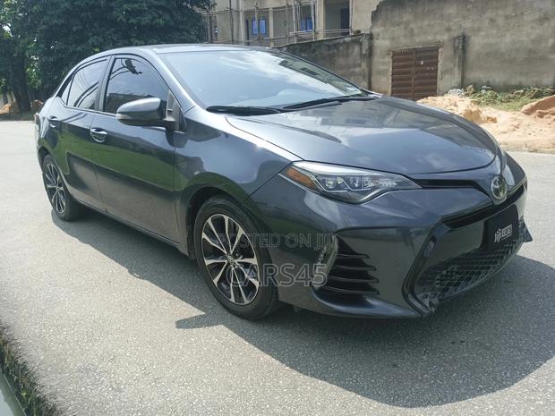 Toyota Corolla SE (1.8L 4cyl 2A) 2018 Blue