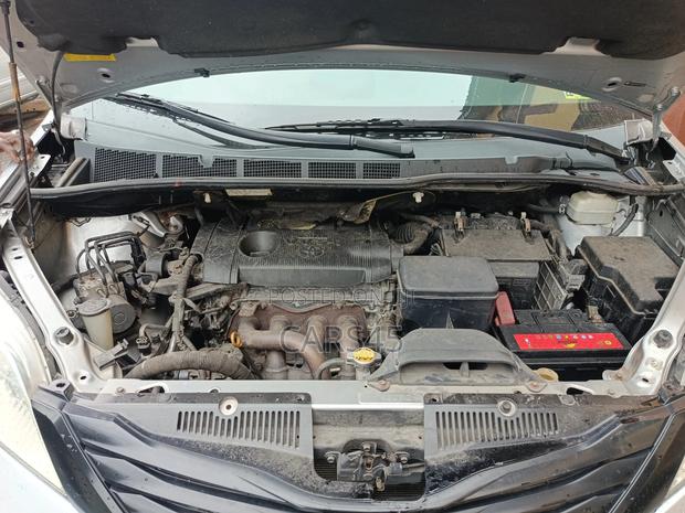 Toyota Sienna 2012 Silver