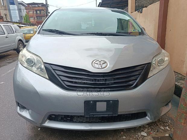 Toyota Sienna 2012 Silver