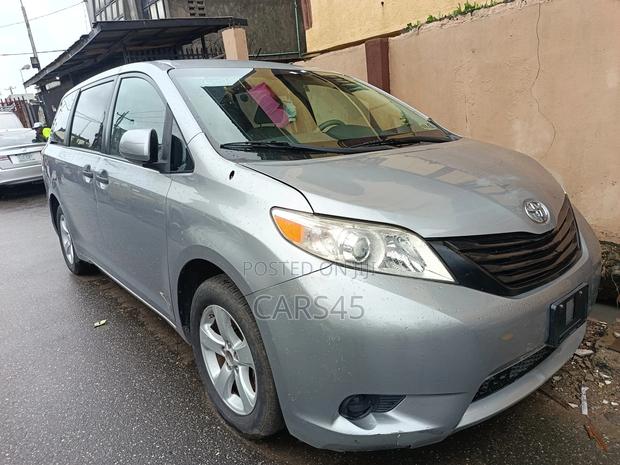 Toyota Sienna 2012 Silver