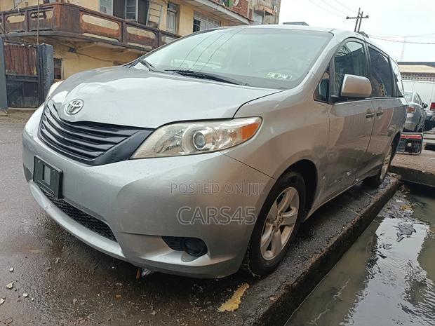 Toyota Sienna 2012 Silver