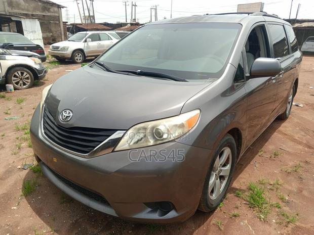 Toyota Sienna 2011 Gray