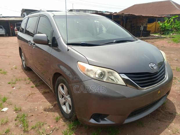 Toyota Sienna 2011 Gray