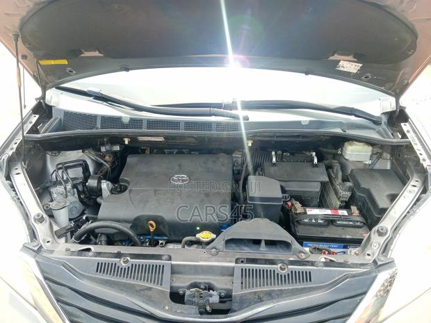 Toyota Sienna 2011 Gray