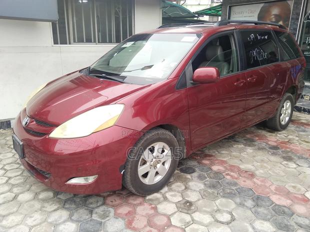 Toyota Sienna 2010 Red