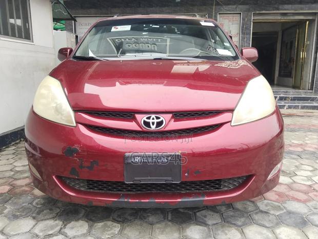 Toyota Sienna 2010 Red