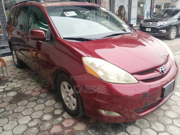 Toyota Sienna 2010 Red