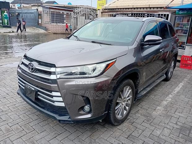 Toyota Highlander XLE 4dr SUV AWD (3.5L 6cyl 6A) 2015 Gray